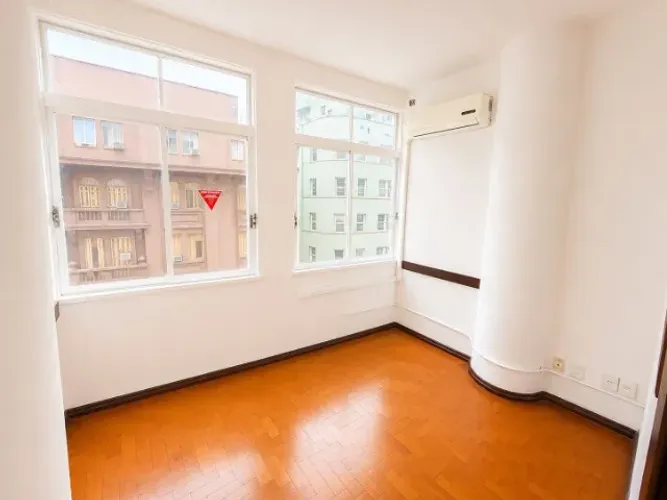 Sala comercial 32,70 m² no 5º andar - Centro de Porto Alegre