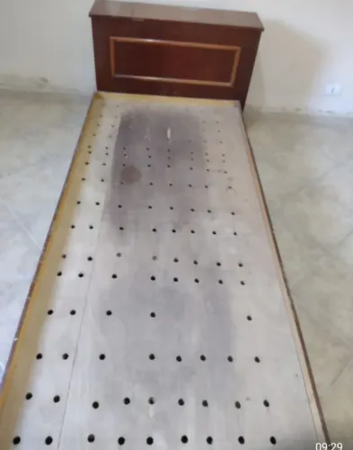 Cama de solteiro antiga