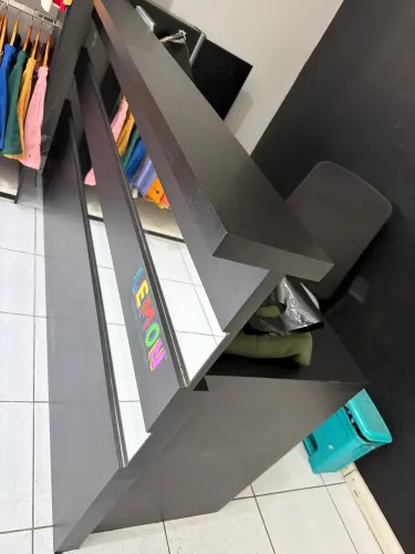 Araras para loja roupas