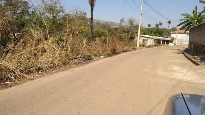 A venda - Lotes no asfalto com água no fundo