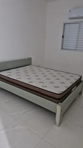 Cama de casal madeira maciça e colchão semi novo