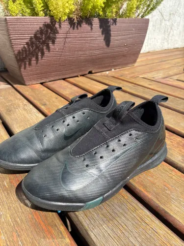 Chuteira Nike air , cor preta TAM 34