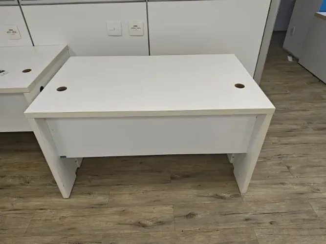 Mesa de Escritório Branca Reforçada - Tampo Grosso 35mm (1,32m x 0,80m)