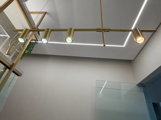 Pendente escritório dourado com lâmpadas