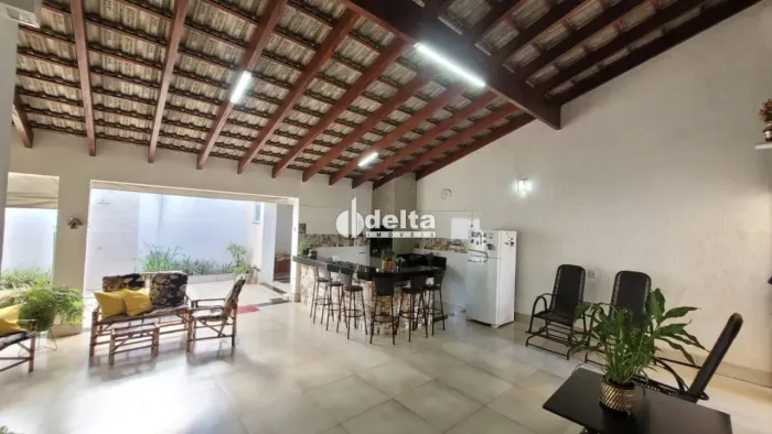Casa residencial com 4 suítes disponível para locação e venda no bairro Santa Mônica em Ub