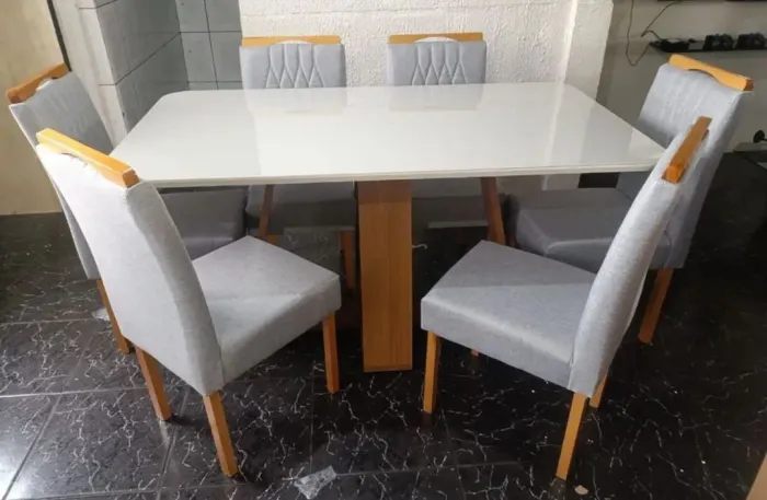 Mesa de jantar Júlia com 6 cadeiras em madeira maciça pronta entrega