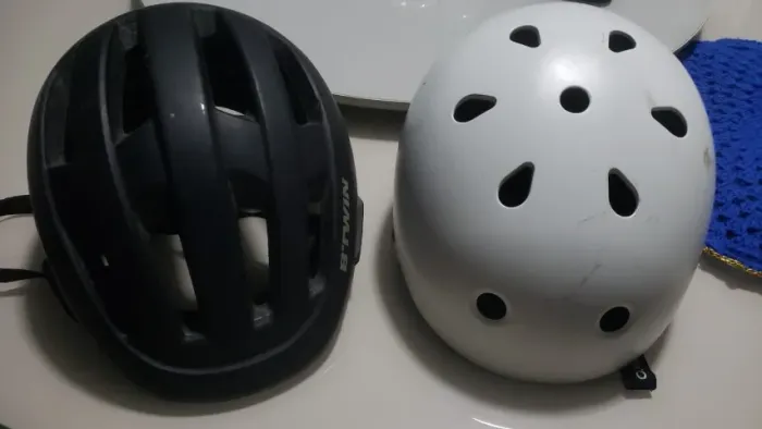Combo 2 Capacetes Decathlon (1 Oxelo Branco + 1 B'Twin Preto)