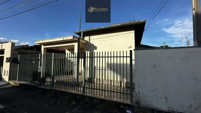 Casa à venda em Pinda, no Centro, próximo a praça do quartel com 2 suítes, 189m²