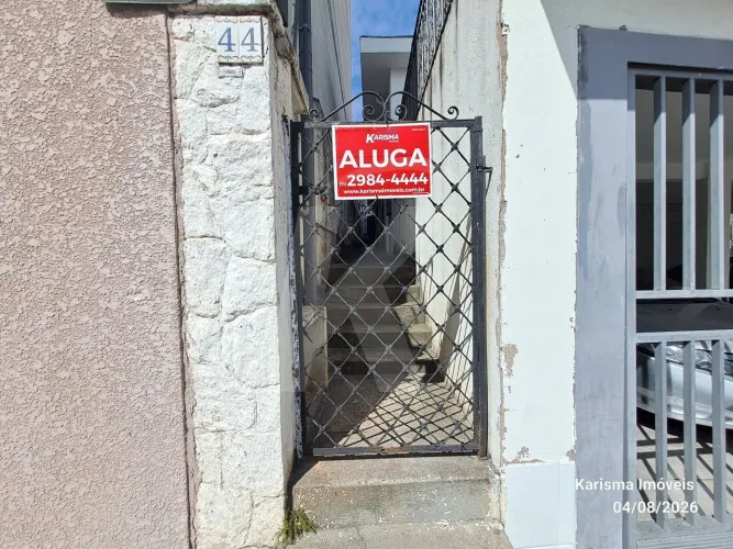 Casa com 2 quartos, sala, cozinha, banheiro, área de serviço.
