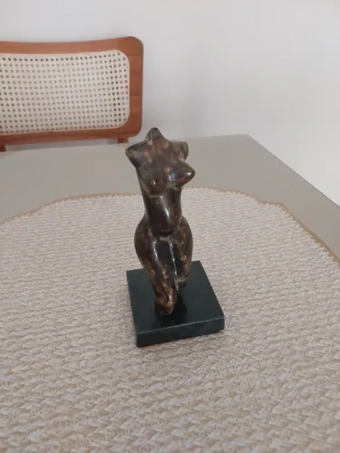 Escultura feminina mulher em latão estilizada: "A,Gestante"