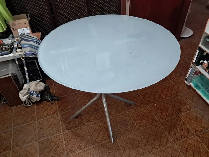 Mesa de vidro fosco esverdeado com pés de aço