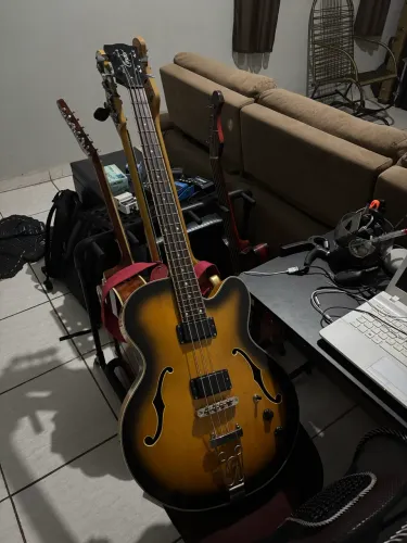 Baixo Semi Acústico 