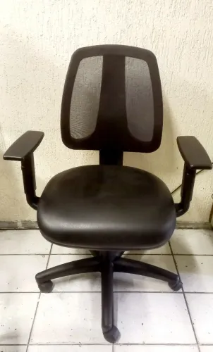 Cadeira de escritório giratória Modelo executivo NR17 em perfeito estado e funcionamento