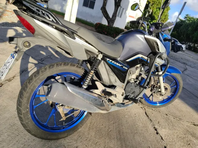 TITAN 160 personalizada e bem conservada