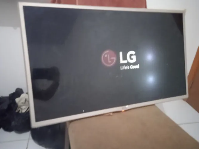Tv LG 32 polegadas DEFEITO NO LED e DOIS PONTOS BRANCOS NA TELA