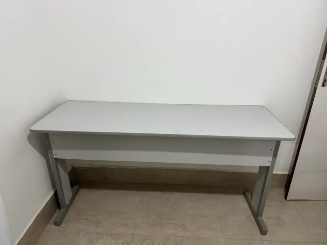Mesa de escritório cinza