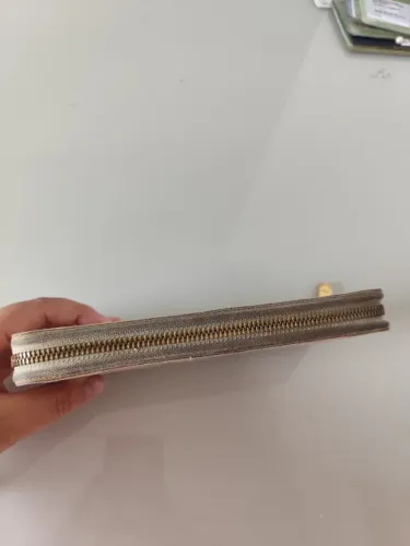 Linda carteira Damier Azur da marca Louis Vuitton, com fechamento em zíper (modelo estilo 