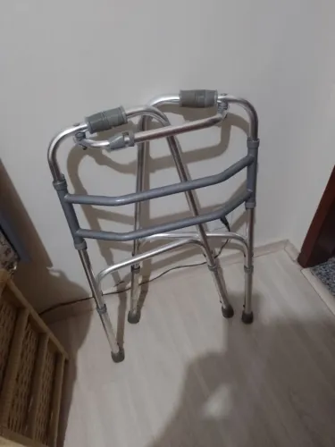 Andador dobrável e bolsa adaptável para acessórios.