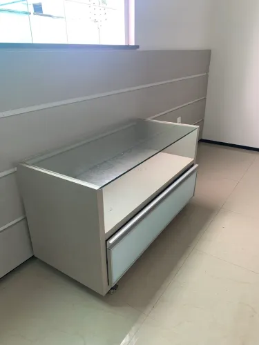 Mesa para quarto ou sala
