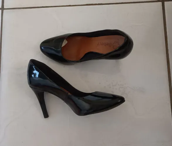 Sapato fechado de salto fino