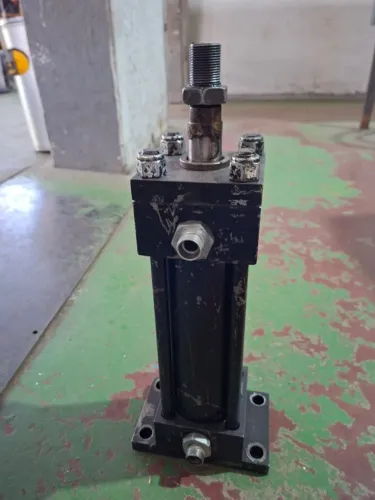 Vendo Pistão Hidráulico eixo 1" curso 200mm
