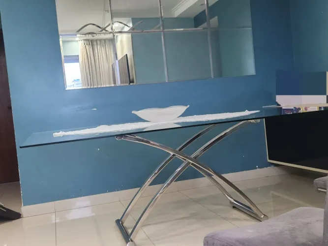Mesa de jantar ideal para sua casa, de vidro com base de aço inox. 5 cadeiras de cortesia