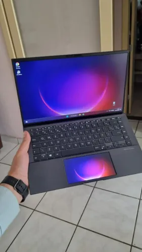 Notebook Asus Zenbook com duas telas