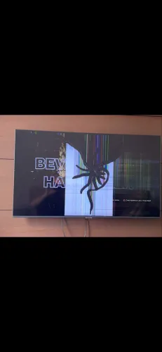 TV Samsung Smart 43 UN43AU7700g - Tela trincada, para retirada de peças.