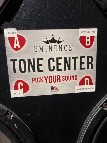 Caixa 4x12? Eminence + Footswitch com 4 falantes, 3 Eminence originais e 1 Celestion.