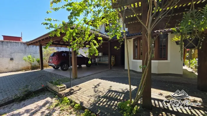 Casa à venda com 03 dormitórios em Cacupé, Florianópolis/SC