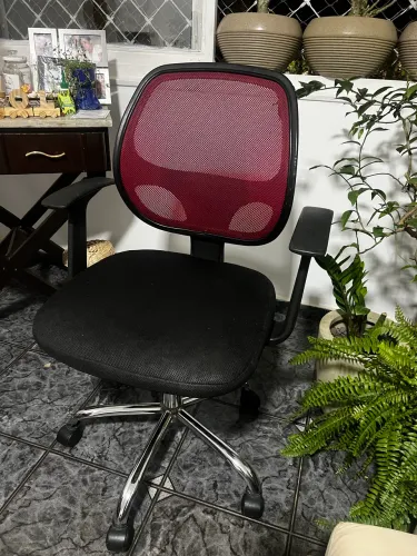 Cadeira de Escritório Ergonômica Carrefour Home - Mesh Preta e Vermelha (Em bom estado)