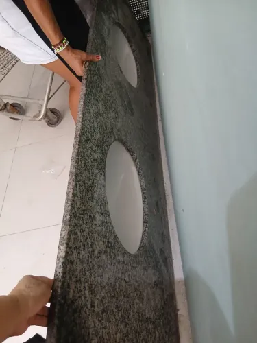 Pia de banheiro com 2 cubas