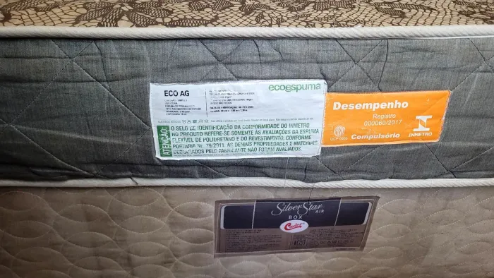 Cama box com colchão excelente qualidade da para usar dos dois lados
