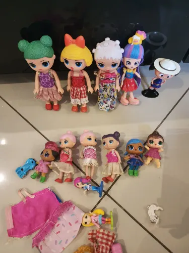Lote de bonecas e barbie
