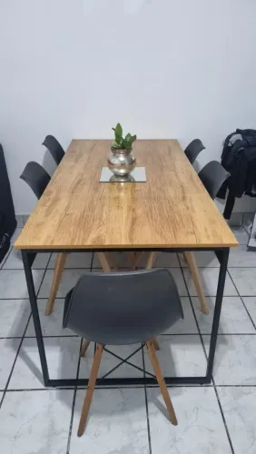 Mesa de jantar 6 lugares - madeira e estrutura preta