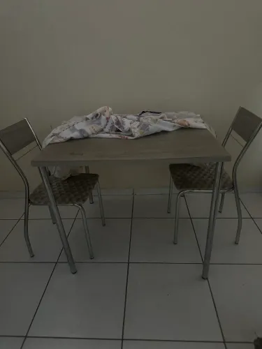 Mesa com cadeiras usada