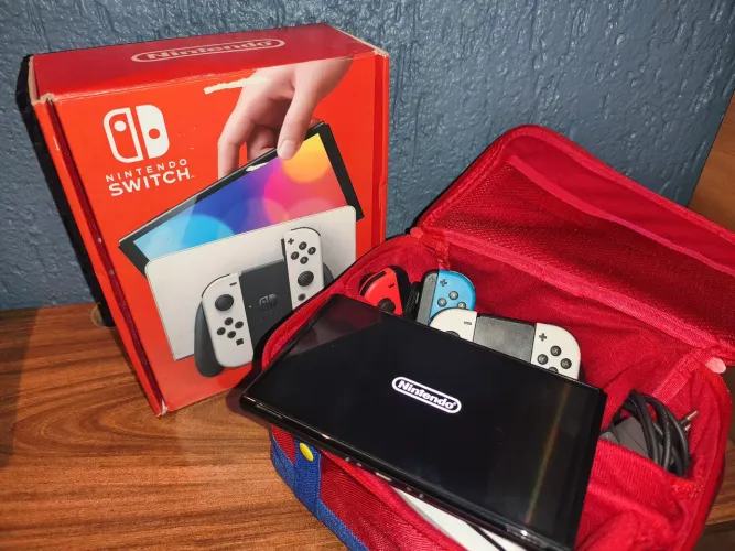 Nintendo switch OLED, com 4 controles e bolsa de armazenamento do Mário.