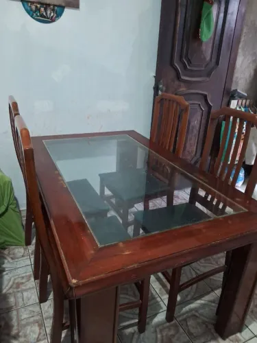 Mesa c/ 4 cadeiras e uma cama de casal