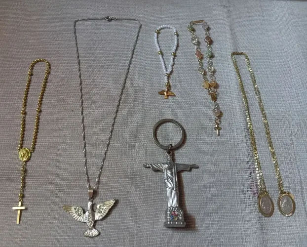Seis peças religiosas 3 terços, 1 cordão, 1 escapulario e um chaveiro.