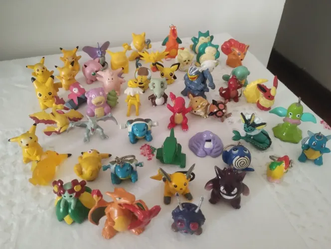 Coleção de Pokémons miniaturas 