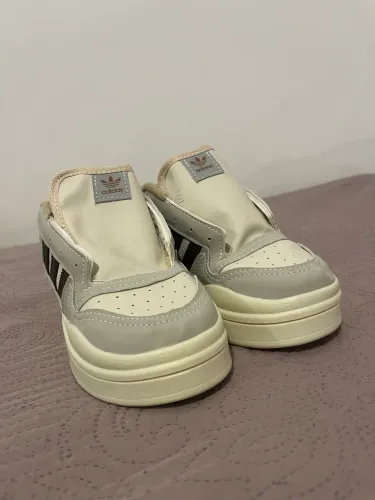 Tênis Adidas infantil bege