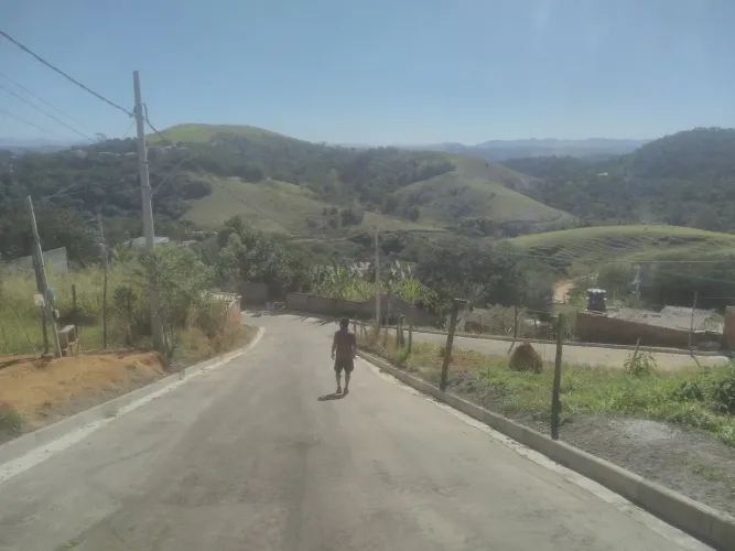 Vende-se terreno com casa