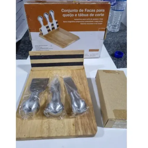 Conjunto de facas para queijo e tábua de corte