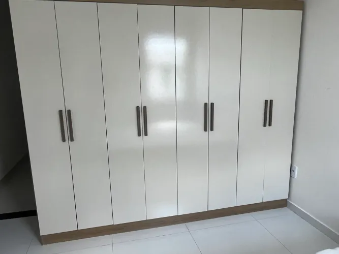 Guarda-Roupa 8 Portas Branco com Detalhes Amadeirados