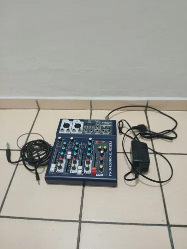 MESA DE SOM 4 CANAIS 