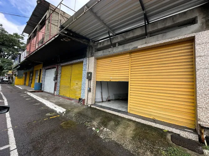 Loja comercial com 252 m², localizada na Avenida Deus de Deus, principal via de Guapimirim