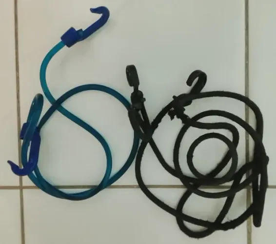 Cabos para prender coisas, já com gancho, cada um por apenas 3 Reais.
