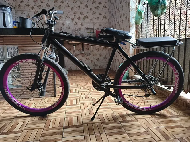 Vendo bike usada, em bom estado geral, ideal para uso no dia a dia.