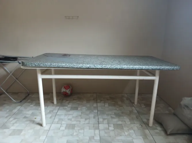 Mesa marmore com pes ferro