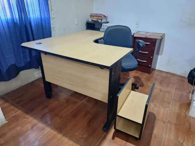 Mesa de escrito em L empresarial com suporte para CPU e No-break